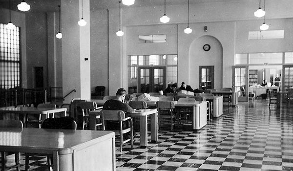 Interior of the original 图书馆, 1940, housed in Carter Hall